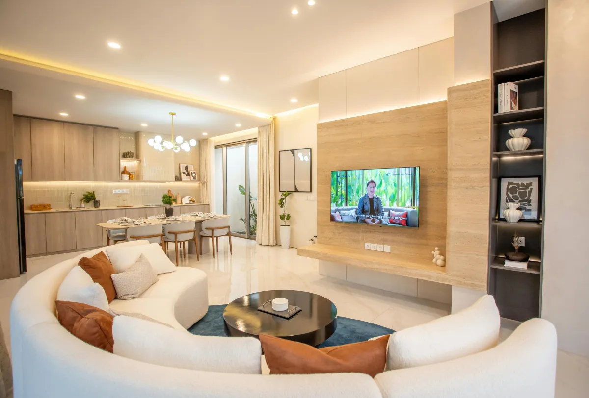 Cleaner finishing a turnover at a luxury vacation rental